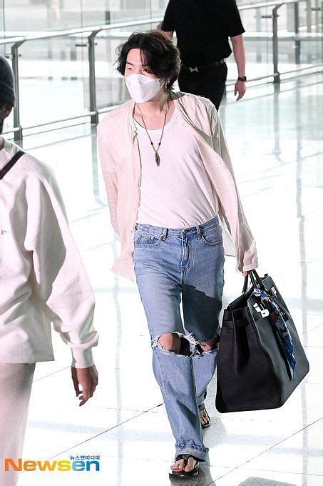 Yoongi's carrying an Hermès HAC 